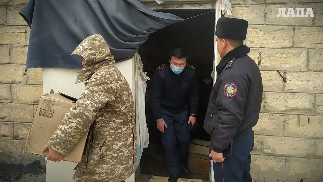 ВИДЕО - В Казахстане мужчина завел курятник на крыше 10-этажного дома,  чтобы прокормить детей