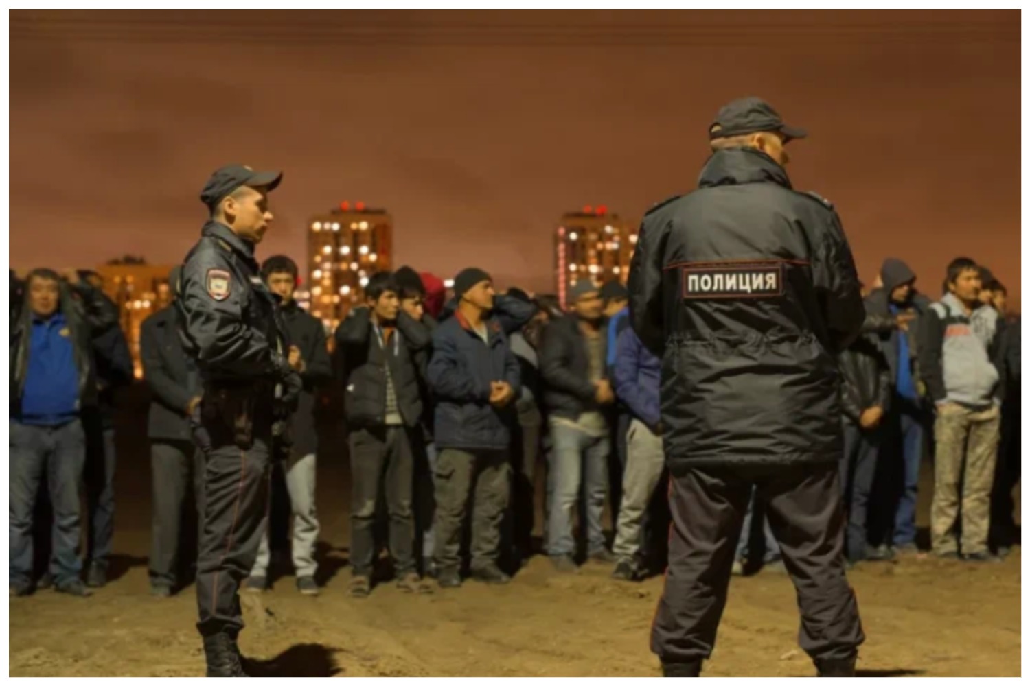 Против мигрантов в москве. Мигранты и полиция. Полиция и иностранные граждане. Гастарбайтер и полиция. Преступность мигрантов.