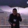 Молния ударила в телеведущего в Китае во время прямого эфира (Видео)