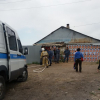 Астанада полиция Назарбаевдин сүрөтү чапталган үйдү бузууга келди...