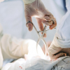 Кытайда операция маалында мушташып кеткен хирургдардын видеосу тарады 