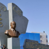 Ислам Каримовдун Москвадагы айкелин британ скульптору жасайт