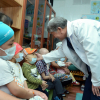 Президент Алмазбек Атамбаев Улуттук онкология борборунун балдар онкологиясы жана гематологиясы бөлүмүнүн пациенттерин көрдү