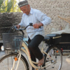  Өзбекстанда пенсионер велосипед менен ажылык сапарга чыкты