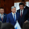 Сооронбай Жээнбеков менен Алмазбек Атамбаев резиденцияда сүйлөшүп...