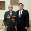 Сүрөт - Президент Сооронбай Жээнбеков Улуу Ата Мекендик согуштун ардагери, Социалисттик Эмгектин Баатыры Корчубек Акназаровго учурашып келди