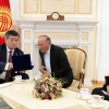 СҮРӨТ: Президент Сооронбай Жээнбеков Темир Жумакадыровдун ата-энеси жана жубайы менен жолугушту