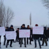 Сузак:  Жоомарт Бөкөнбаев атындагы окуу комплексинин жоюлушуна каршы тургундар чыгышты
