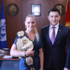 В Бишкекском городском кенеше Жаныбек Абиров наградил Чемпионку UFC Валентину Шевченко орденом «Патриот» БГК.