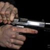Испуганный мужчин "силовик", показал игрушечный пистолет, сказав, что милиционер
