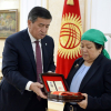 Президент Сооронбай Жээнбеков вручил семье Усенбека Ниязбекова медаль «Эрдик»