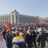Президенттин жообунан кийин митингге чыккан эл Садыр Жапаровдун агасынын сөзүн  укпай калды