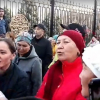 ВИДЕО-Садыр Жапаровду колдоо митинги: Аялдар Ак үйдүн эшигин каккылап жатышат