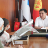 СҮРӨТ - Ата-энесинен ажыраган балдарга Кыргыз Республикасынын Президентинин атынан белектер тапшырылды