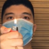 Видео - Медработник с зажигалкой наглядно показал, чем отличаются защитные маски