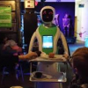 ВИДЕО - Англияда ресторанда кардарларды роботтор тейлей баштады