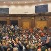 ВИДЕО - «Биз жерди бербейбиз» Арменияда митингчилер өкмөт имаратына бастырып кирди