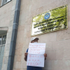 Жарандык активист Өндүрүш Токтонасыров Конституциялык палатанын алдына пикетке чыкты