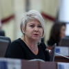 Депутат Карамушкина эмнеге парламенттин жыйындарына катышпай жатат?