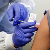 Биолог: “Вакцина алган кишилер COVID-19ду башкаларга таратып жүрө бериши мүмкүн”