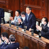 Япониянын премьер-министри Ёсихидэ Суга уулу аткаминерлер менен тамактанып койгондугу үчүн бийликтен кечирим сурады