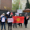 СҮРӨТ - Германия жана Британиядагы кыргызстандыктар Тажикстандын дипломатиялык өкүлчүлүгүнүн астына акцияга чыгышты