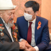 Улукбек Марипов 99 жаштагы ардагерге жолугуп, Жеңиш күнү менен куттуктады