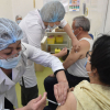 COVID-19дан вакцина алган адам менен албаган адамдагы айырма
