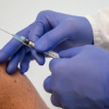 Коронавируска каршы вакцинанын үч дозасын кимдер алышы керектиги айтылды