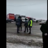 ВИДЕО - Ситуация на российско-казахской границе. Водителей фур из Кыргызстана силой забирают в Самару