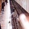 ВИДЕО - Суицид в Москве. 22-летний кыргызстанец бросился под поезд