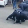 ВИДЕО - Бир адамды 3 милиционер кишендейт, артында - өрттөнүп жаткан унаа