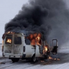 ВИДЕО - В Павлодарской области Казахстана загорелся школьный микроавтобус с детьми