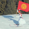 ВИДЕО - Улуттук кийимчен улуттук туу көтөрүп лыжа тепкен кыргыз кызы