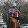 ВИДЕО - «Биз Путин мененбиз!» Ак үйдү айланган атчан киши