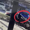 ВИДЕО - В Бишкеке украли телефон из машины. Преступник попал на видео