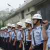 AP: Кытай уйгурлар жашаган Шинжаңды ири түрмөгө айландырууда