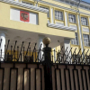 Бишкекте Орусия элчилигинин тосмосуна кызыл боек төгүп кетишкен