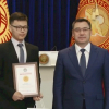 Президент ЖРТдан эң жогорку упай алгандарга «Алтын сертификаттарды» тапшырды