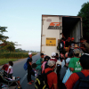 ВИДЕО - Мексикада контрабандачылар 400дөй мигрант камалган фураны трассага таштап кеткен