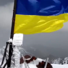 ФОТО - Альпинисты из Кыргызстана водрузили украинский флаг на пик Хан-Тенгри