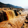 ВИДЕО - В Китае толпы туристов устремились к водопаду Хукоу