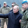 ВИДЕО - Путин мобилизацияланган жарандар машыккан талаада мылтыктан ок атты