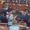 ВИДЕО - Жогорку Кеңеште 2 депутат Ташиевдин айынан мушташып кете жаздады