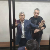 ВИДЕО - Атамбаев снова пинал стекло кабины в суде. Его вывели из помещения