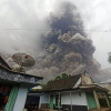 ВИДЕО - Индонезия: Жанар тоонун атылышынан улам 2 миңдей киши эвакуацияланды