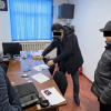 ВИДЕО - В Кыргызстане со взяткой задержали следователя прокуратуры, адвоката и частного аудитора