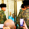 ВИДЕО – Еле держащихся на ногах женщин в суде охраняют несколько солдат