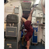 Стюардесса в мини-юбке показала трюк вверх ногами и удивила пользователей сети