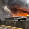 ВИДЕО - Мощный пожар в петербургском ангаре попал на видео
